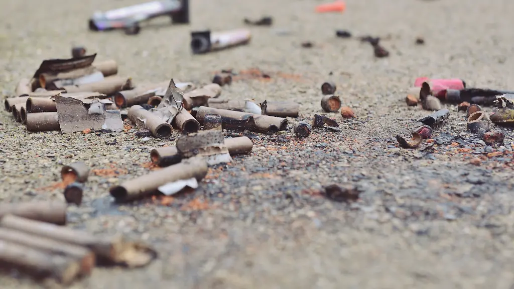 Der-Rest-vom-Fest-Abgebrannte-Feuerwerksbatterien-und-Feuerwerkskoerper-liegen-auf-einer-Strasse