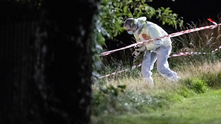 Ein Mitarbeiter der Spurensicherung arbeitet im Umfeld des Ortes, an dem die Leiche der Getöteten gefunden wurde.