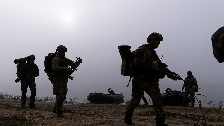 Ukrainische Soldaten berichten von mehreren Fällen, in denen ein ätzendes und entflammbares Gas von Drohnen auf ihre Linien abgeworfen worden sei.