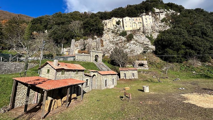 Blick auf das Kloster von Greccio. Dort soll sich die Höhle befunden haben, in der die erste Krippe stand.