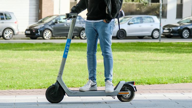 Mithilfe eines Insolvenzverfahrens will E-Scooter-Anbieter Bird in den USA wieder Fahrt aufnehmen.