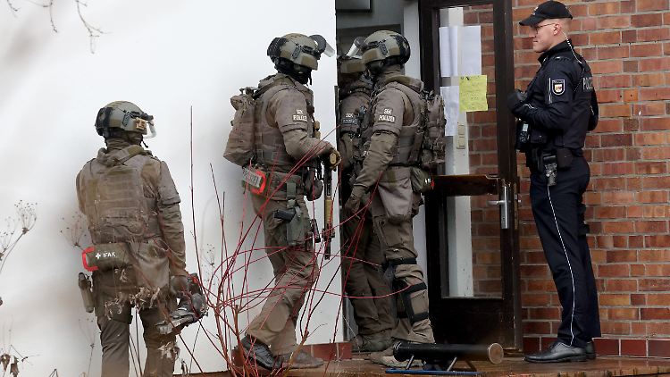 Vier Stunden verhandelt die Polizei nach eigener Aussage, dann bricht sie die Tür zur Wohnung auf. 