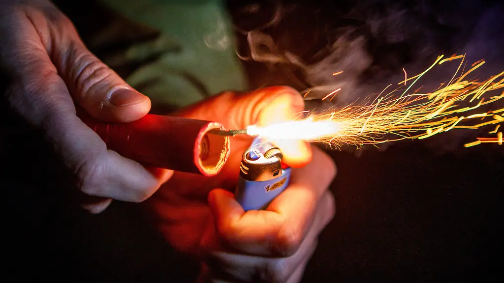 Jemand-zuendet-einen-sogenannten-China-Boeller