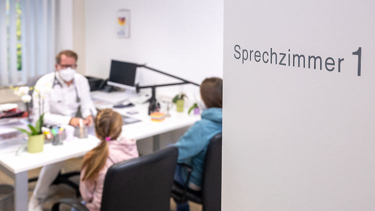 Praxen sind deutschlandweit derzeit voll, Ärzte mit vielen bürokratischen Aufgaben befasst, klagen sie. 