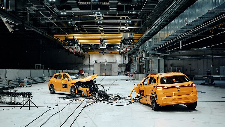 Mercedes lässt Elektroautos ineinandercrashen.