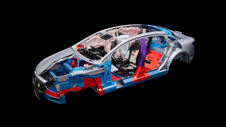 Schnittmodell eines Mercedes EQS: Die unterschiedlichen Materialien der Rohbaukarosserie sind farbig markiert. Rot sind besonders harte Stähle.
