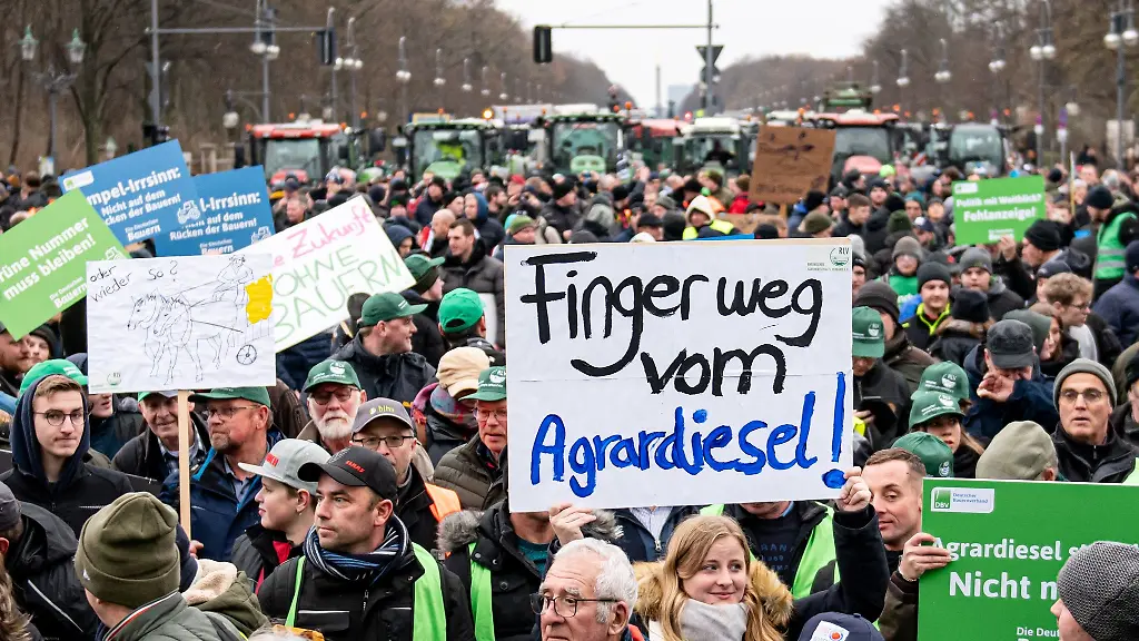 Auf-einer-Demonstration-haelt-jemand-ein-Schild-mit-der-Aufschrift-Finger-weg-vom-Agrardiesel-hoch