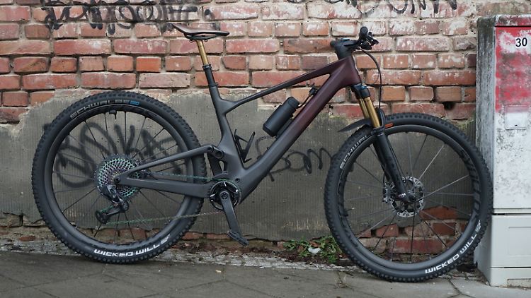 Aus der Halbdistanz ein ziemlich gewöhnliches, wenn auch hochwertig wirkendes E-MTB - doch das Scott Lumen eRide 900 SL ist ein High-End-Gerät zum Preis eines Kleinwagens.