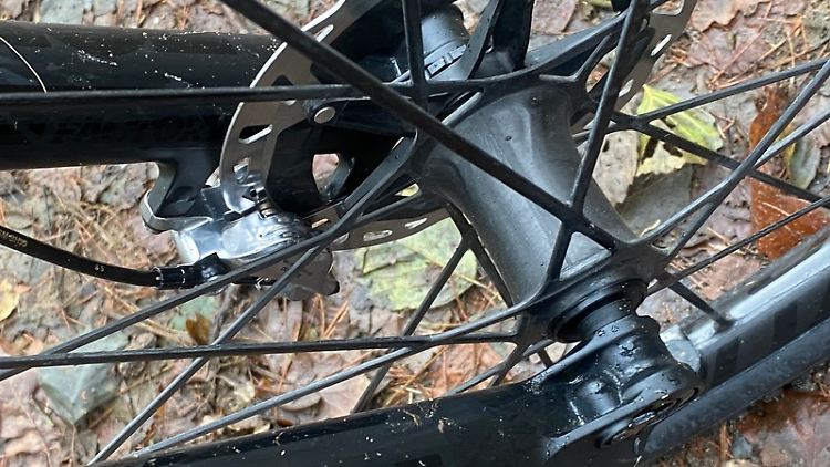 Carbonfelgen kennt man als teures Extra an leichtgewichtigen Sportfahrrädern. Doch dass Felge, Speichen und Nabe aus einem Bauteil bestehen, ist schon eine besondere Spezialität.