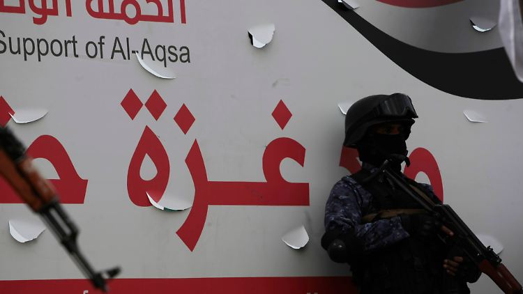 Jemenitische Sicherheitskräfte, die den Huthi-Rebellen verbunden sind, sichern Mitte Dezember einen propalästinensischen Protestmarsch in der Hauptstadt Sanaa ab.