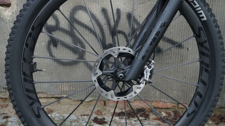 Die Scheibenbremsen sind vorn wie hinten Vierkolben-Modelle von Shimano (XTR M9120).