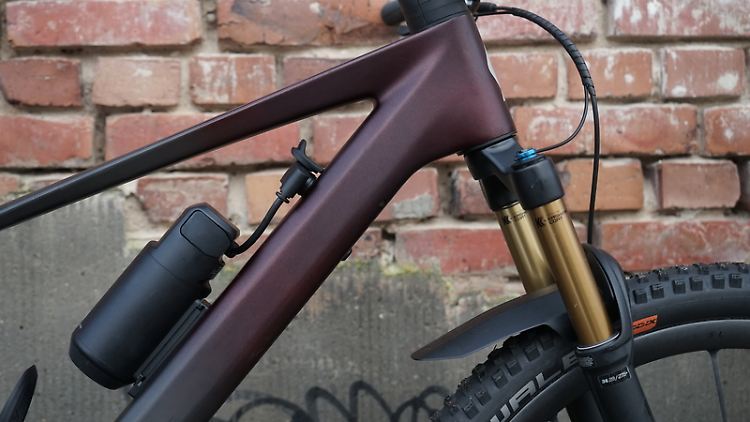Der Rahmen ist aus Vollcarbon, auch andere Bauteile wie der Lenker sind auf leichtem CFK gefertigt. Der Zusatzakku im Look einer Trinkflasche versorgt das Bike mit zusätzlich 160 Wattstunden.