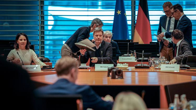 Der Bundeskanzler nahm an der Kabinettsitzung am Vormittag nicht teil, er ist an Corona erkrankt. Wenige Stunden später konnte Regierungssprecher Hebestreit allerdings mitteilen, dass Olaf Scholz wieder negativ getestet wurde.