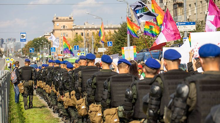 Die Organisation LGBT Military setzt sich für die Rechte von homosexuellen Soldaten ein und fordert ein Gesetz für eine eingetragene Lebenspartnerschaft.