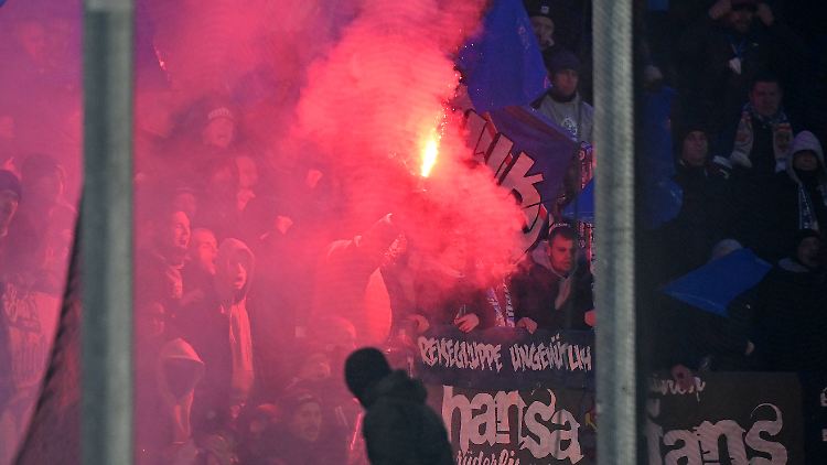 Hansa-Anhänger zündeten Pyrotechnik im Spiel gegen Paderborn.
