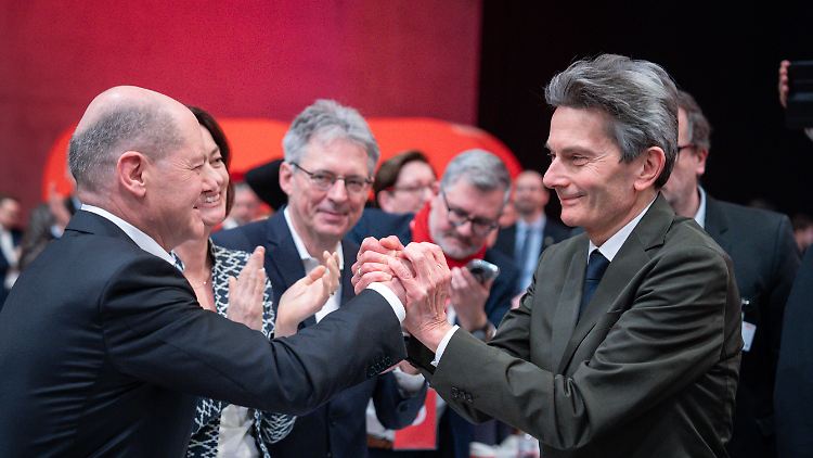 Bundeskanzler Scholz und SPD-Fraktionschef Mützenich beim SPD-Parteitag in Berlin.