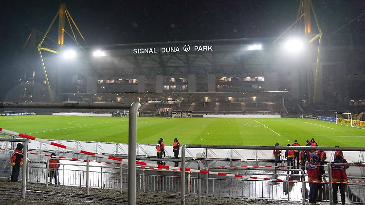 Einsatzkräfte durchsuchten das Stadion in Dortmund.