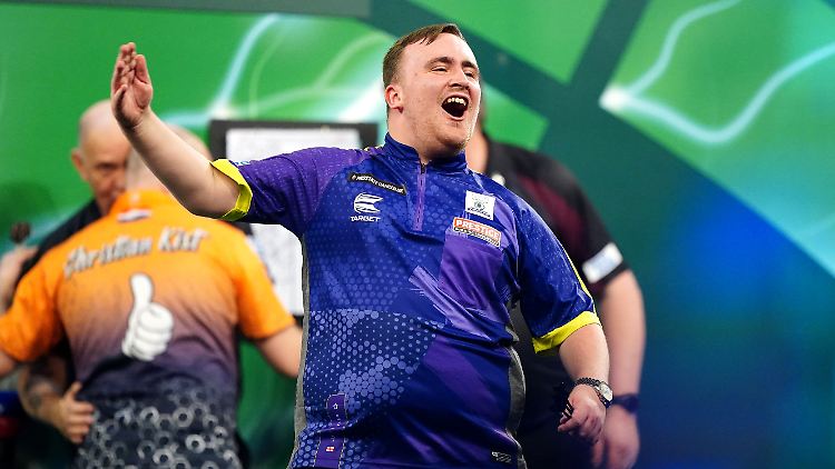 Luke "The Nuke" Littler gewinnt sein erstes WM-Spiel im Alter von 16 Jahren.