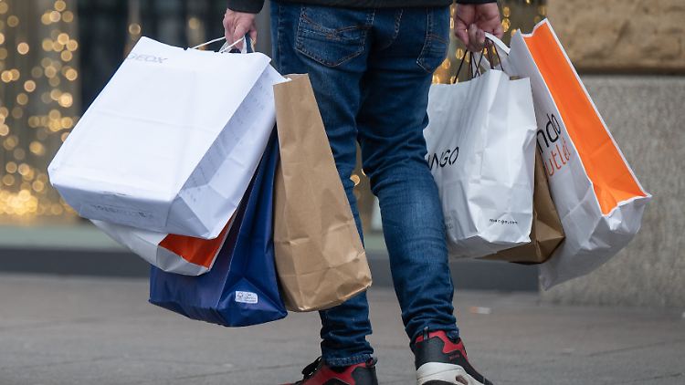 Nach dem Ende Corona-Beschränkungen können die Deutschen wieder mehr vor Ort einkaufen - und tun dies auch, wie eine Umfrage zeigt. 