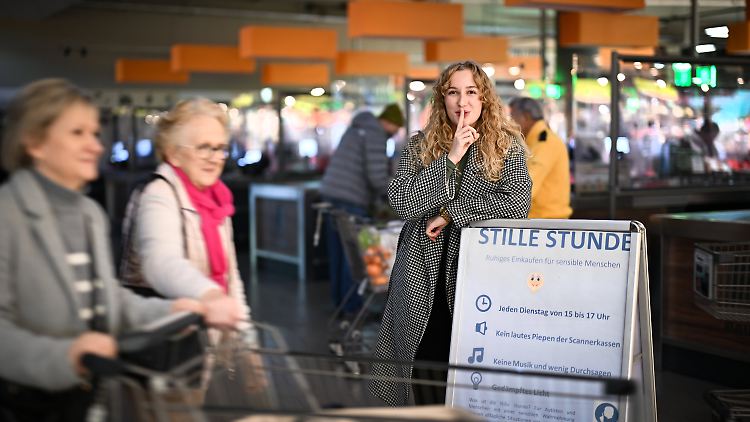Ein Schild vor einem Supermarkt in Konstanz weist auf die "Stille Stunde" hin.