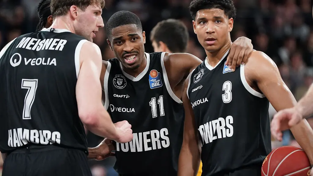 Hamburgs-Spieler-Lukas-Meisner-l-r-William-Christmas-und-Mark-Hughes-stehen-auf-dem-Spielfeld