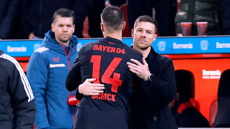 Tore machen, hieß es für Schick am Mittwoch. Später spendierte Bayer-Trainer Alonso eine Umarmung.