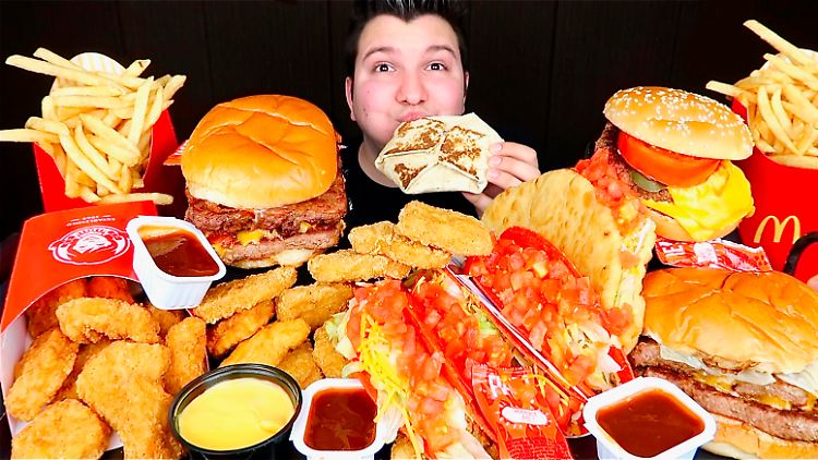 Der Youtuber Nikocado Avocado kämpft sich in seinen Videos regelmäßig durch Unmengen an Fastfood.