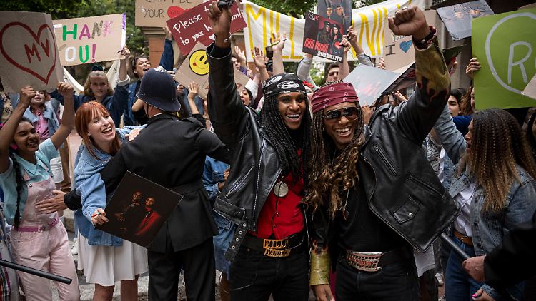Die Echten oder die falschen Milli Vanilli? Es sind Tijan Njie als "Rob" Pilatus (l.) und Elan Ben Ali als "Fab" Morvan im Film "Girl You Know It's True".