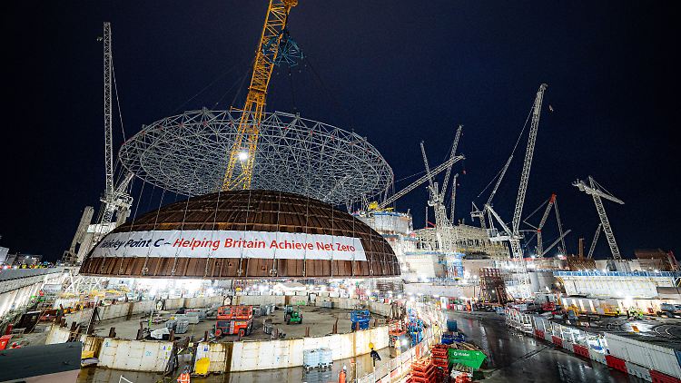 Aus dieser Baustelle soll einmal das britische AKW Hinkley Point C werden. Die Kosten von inzwischen mindestens 38 Mrd. Euro muss der französische Konzern EDF allein schultern: Ein chinesischer Juniorpartner ist abgesprungen, weil das Projekt zu teuer wurde.