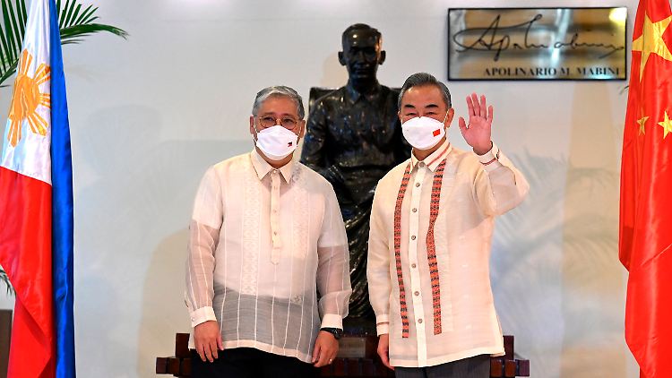 Der philippinische Außenminister Enrique Manalo (l.) und der chinesische Außenminister Wang Yi vor bilateralen Gesprächen in Manila 2022. 