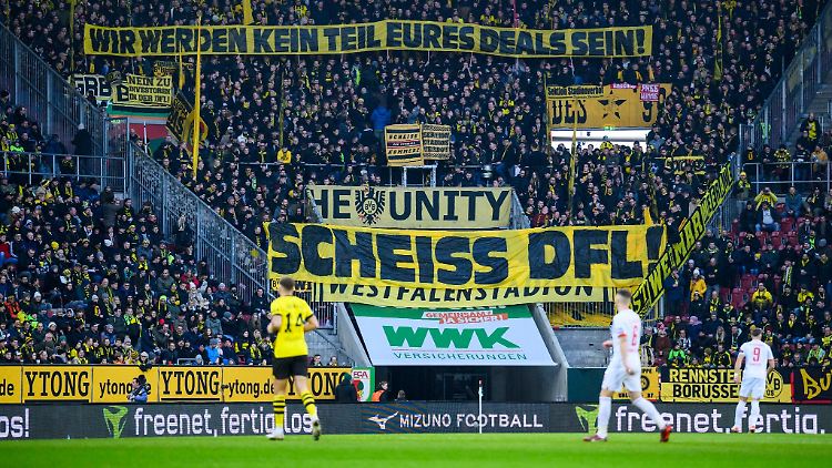 Der Ärger der Fans über einen möglichen Einstieg eines Investors bei der Deutschen Fußball Liga ist weiterhin groß.