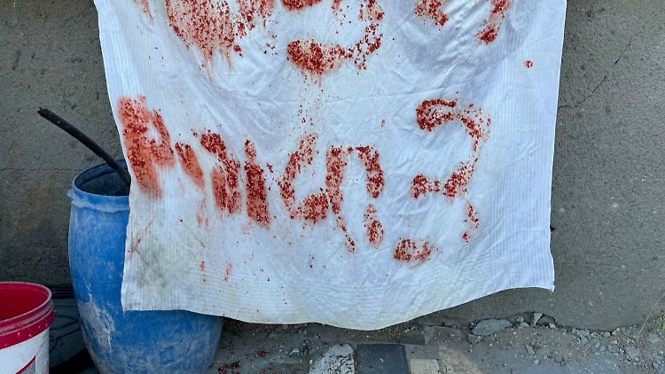 Auch ihr Hilferuf auf Stoff rettete den drei von der Hamas Verschleppten nicht das Leben.