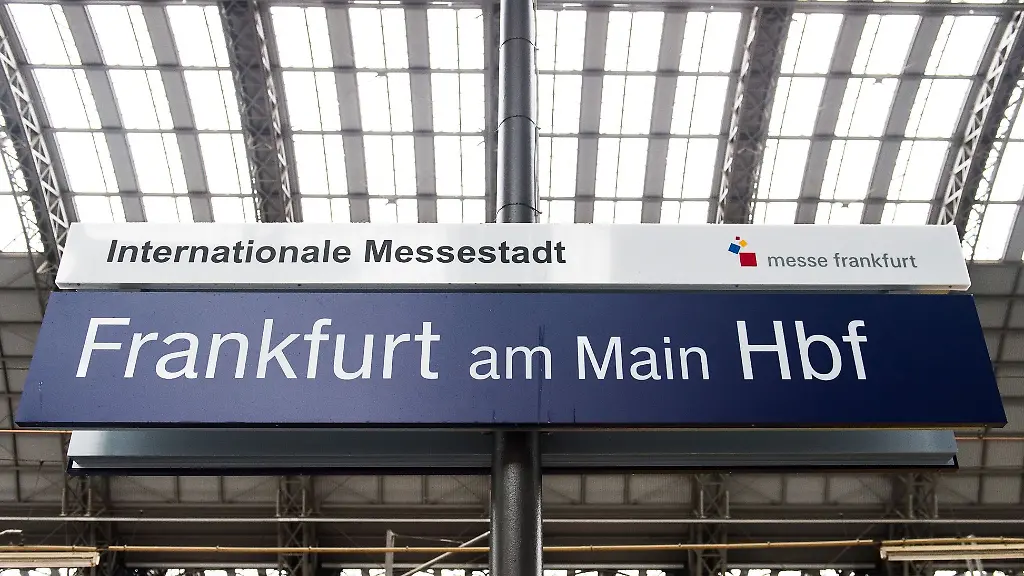 Der-Schriftzug-Frankfurt-am-Main-Hbf-steht-auf-einem-Schild-im-Hauptbahnhof