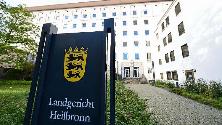 Weil die Angeklagte zum Tatzeitpunkt minderjährig war, fand der Prozess unter Ausschluss der Öffentlichkeit statt.