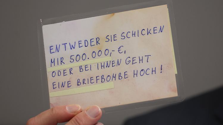 Josef Ischwang, Leiter der Kriminalpolizeiinspektion Kempten, zeigt eine der Karten.
