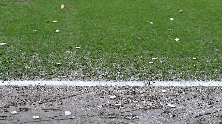 Goldtaler auf einem Fußballfeld. 2023.