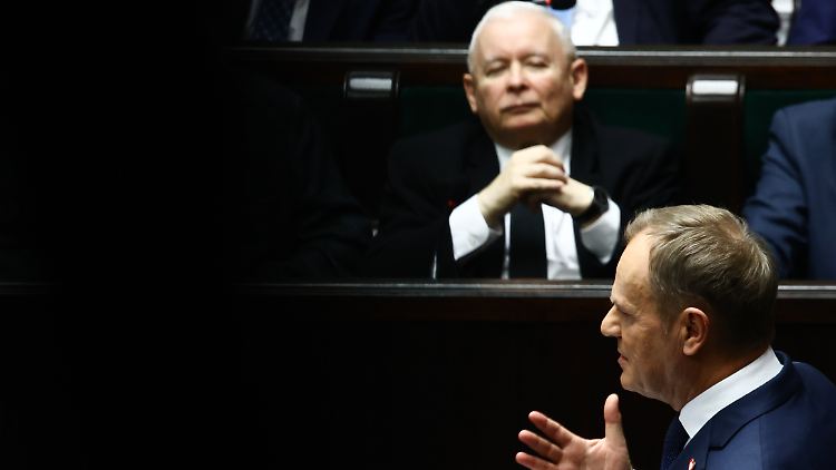 Polens neuer Ministerpräsident Donald Tusk (r.) wird eine völlig andere EU-Politik als zuvor die rechtsnationale PiS unter Jarosław Kaczyński betreiben.