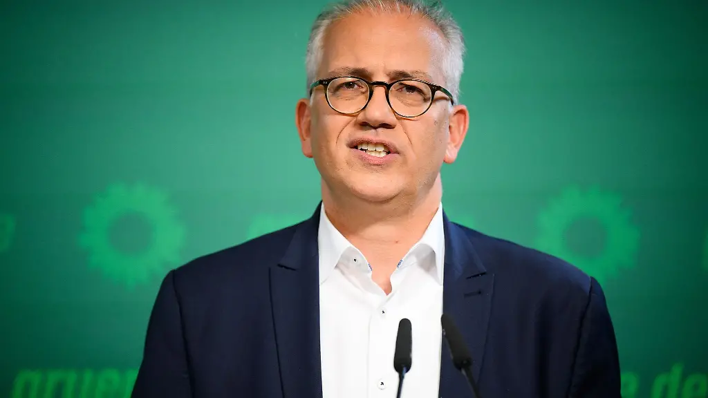 Tarek-Al-Wazir-Buendnis-90-Die-Gruenen-Minister-fuer-Wirtschaft-reagiert-auf-Fragen-der-Journalisten