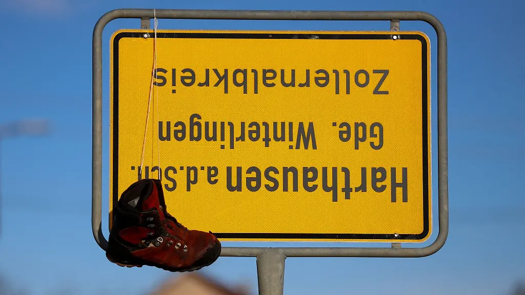 Unbekannte-haben-das-Ortsschild-von-Harthausen-umgedreht-und-einen-Schuh-an-das-Schild-gehaengt