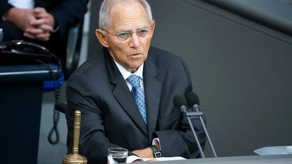 Der-damalige-Bundestagspraesident-Wolfgang-Schaeuble-CDU-eroeffnet-die-Plenarsitzung-im-Deutschen-Bundestag