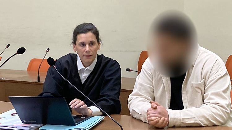 Dem 22-jährigen Angeklagten wird unter anderem fahrlässige Tötung vorgworfen.