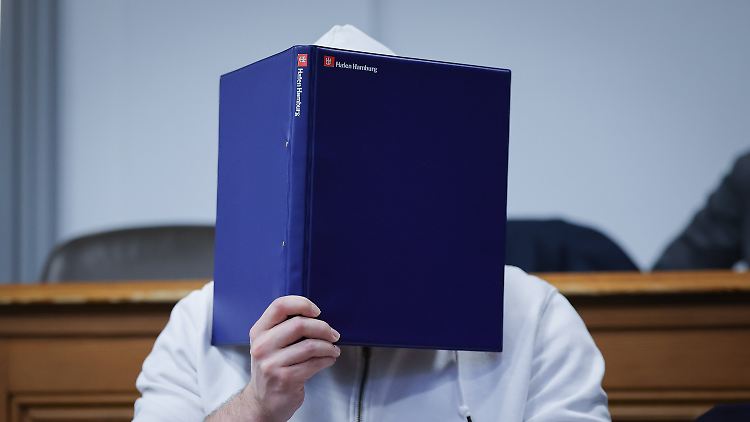 Vier Menschen fuhr der Angeklagte im Oktober 2020 absichtlich am Rande der AfD-Veranstalung an.