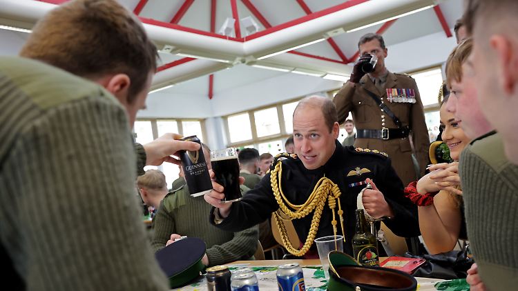 Prinz William genehmigt sich ein Guinness mit Mitgliedern der Irischen Garde.