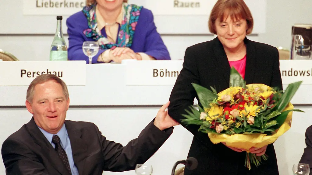 Der-damals-neue-CDU-Vorsitzende-Wolfgang-Schaeuble-gratuliert-auf-dem-CDU-Parteitag-in-Bonn-der-soeben-zur-CDU-Generalsekretaerin-gewaehlten-Angela-Merkel