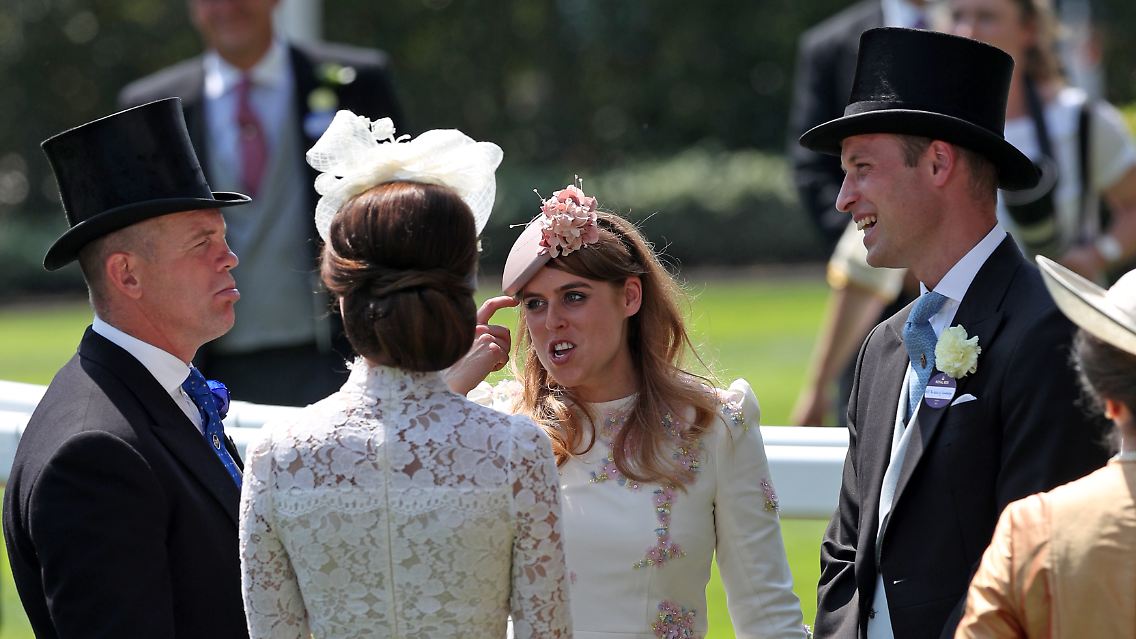Der kernige Mike Tindall (links) begutachtet den lächelnden Prinzen (rechts) auf einem Event im Jahr 2017.