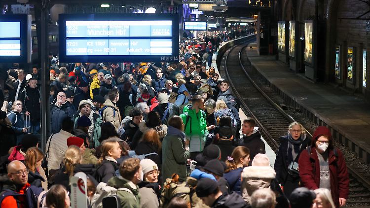 Chaos an der Bahnsteigkante: Wegen ausfallender Züge sind viele Bahnhöfe überfüllt, hier der Hamburger Hauptbahnhof.
