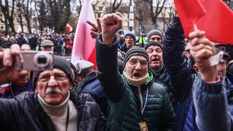 Anhänger der PiS-Partei wollen nicht, dass der öffentlich-rechtliche Rundfunk von Tusk reformiert wird.
