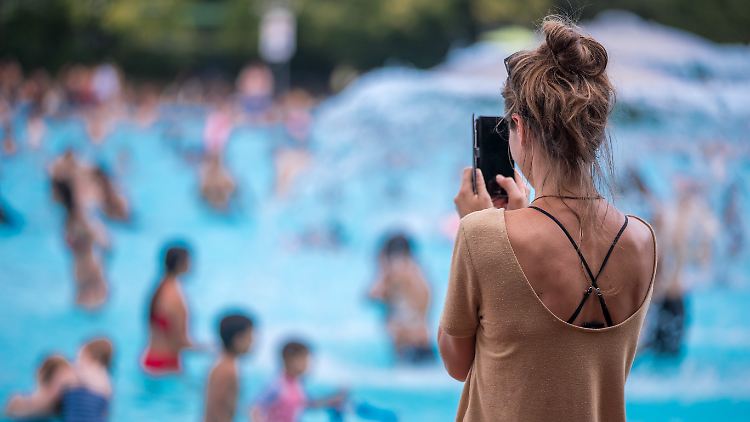 Freizügige Fotos und Videos von Kindern tauchen vermehrt auf der Plattform Instagram auf - oft haben sie die Eltern selbst ins Netz gestellt.