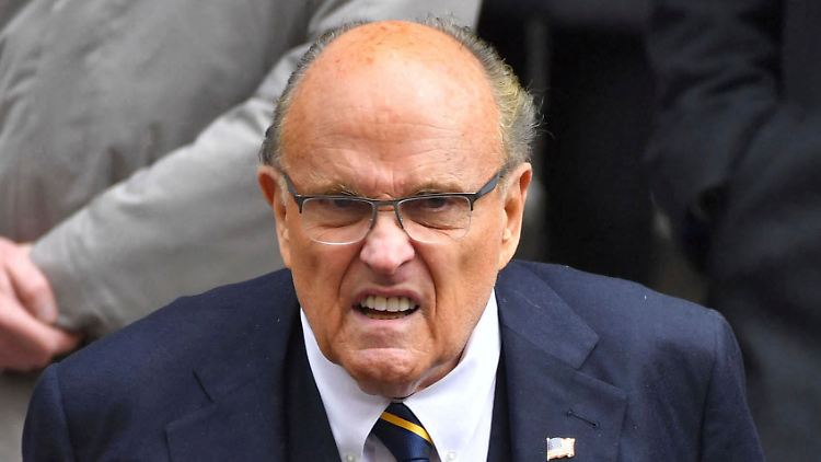 Das Festhalten an Trump kommt Giuliani teuer zu stehen.