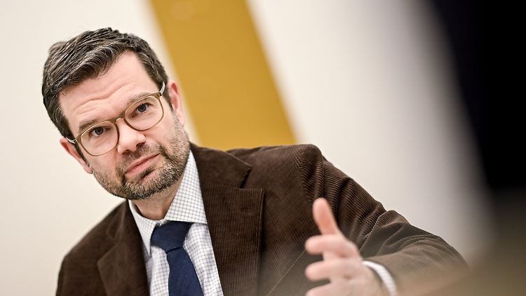 Minister Buschmann selbst hatte als junger Mann Zivildienst geleistet. Heute würde er es aber anders machen, sagt er.